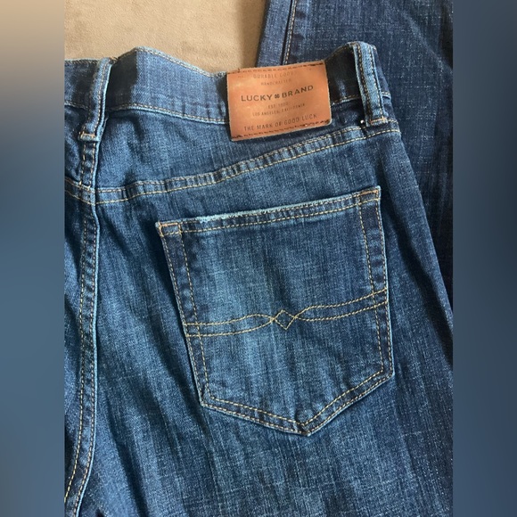 Like New Lucky Brand 33/32 Jeans - Picture 4 of 8
